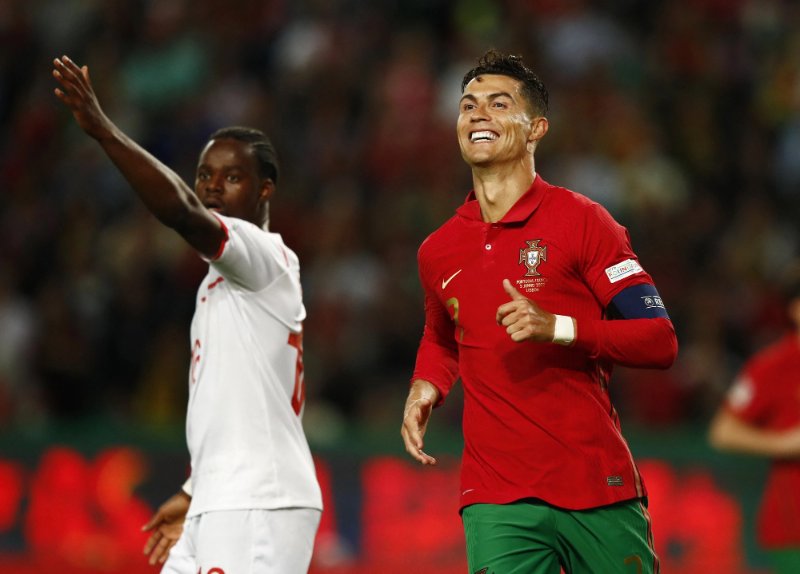 Tin ngắn bóng đá ngày 23-3: Cristiano Ronaldo được Martinez triệu tập trở lại tuyển Bồ Đào Nha 1 Ronaldo được HLV Martinez triệu tập trở lại tuyển