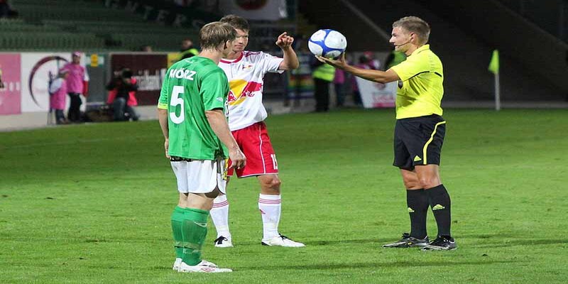 Kèo Giao Bóng - Chia Sẻ Kinh Nghiệm Bắt Kèo Từ Các Cao Thủ 4 Quan tâm đến trọng tài chính khi bắt kèo kick off